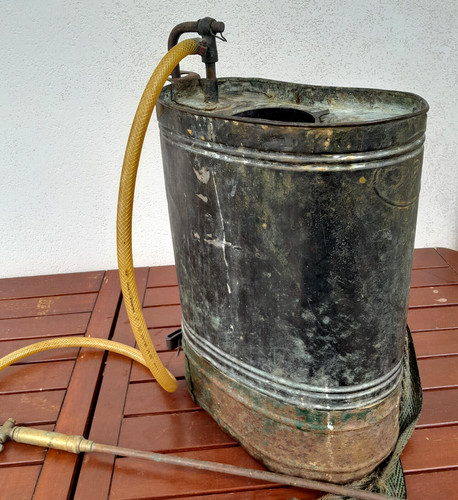 Antica pompa irroratrice - , a